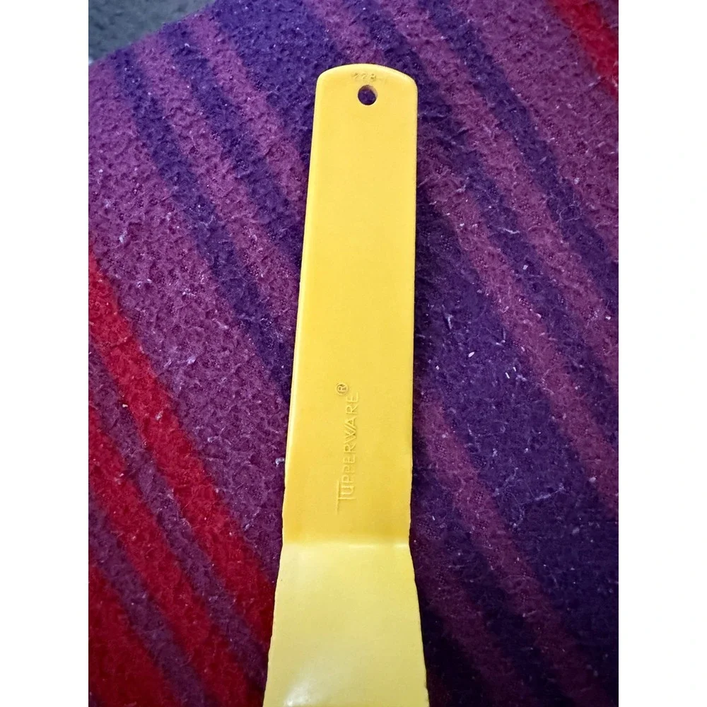 Tupperware Yellow Plastic Cake Server Spatula Pie Server Serrated‎ Edge